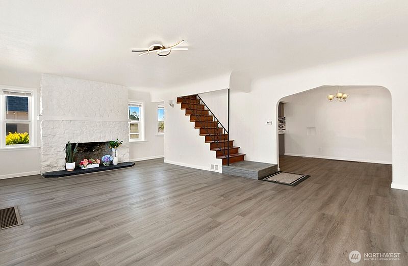4th image of 6526 Pacific Avenue