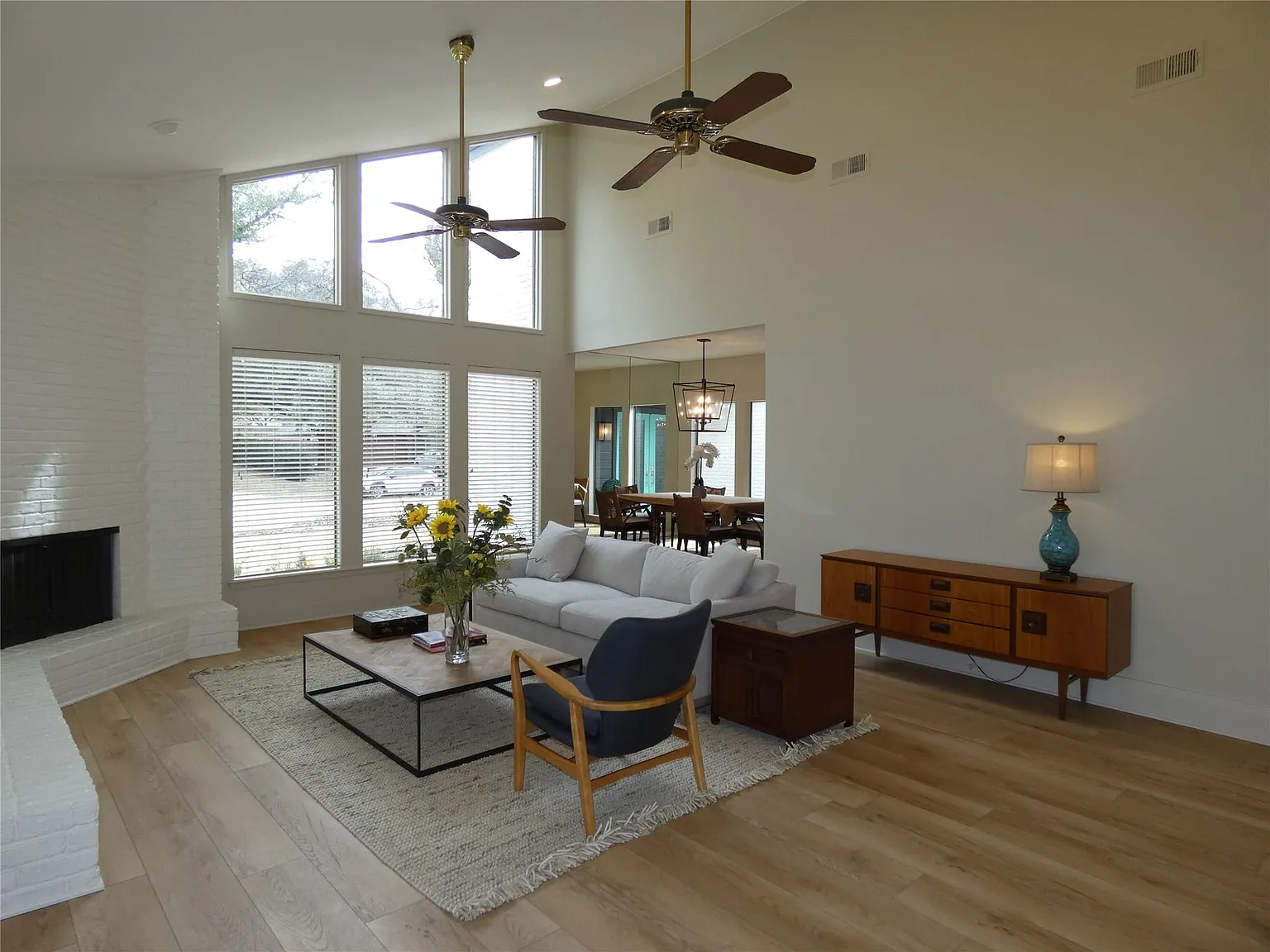 4 bed, 3.0 bath, 2956 sqft, $5,400 — Photo 2