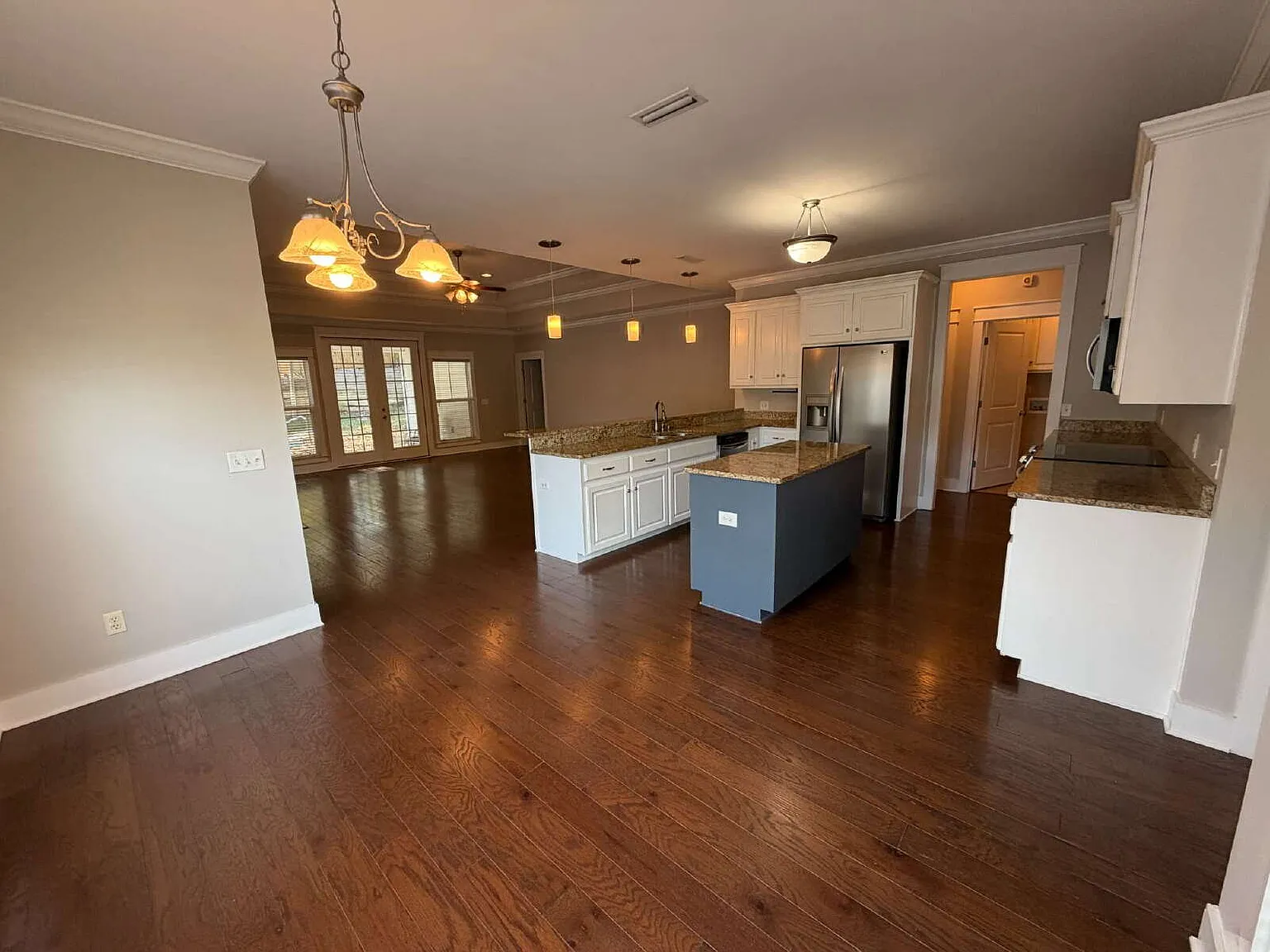 3 bed, 2.5 bath, 2264 sqft, $2,600 — Photo 3