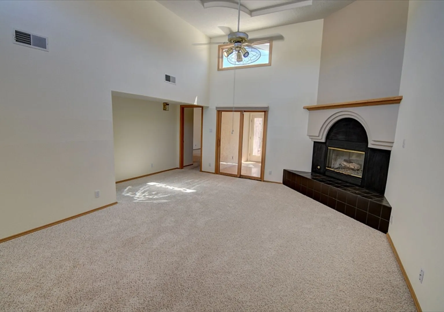 NE Heights Townhome 2 Bedroom 2 Bathroom 2 Car Garage — Photo 2