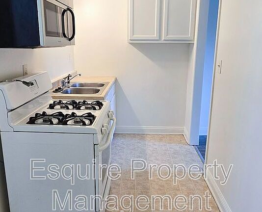 3rd image of 974 Ashland Ave Unit 9