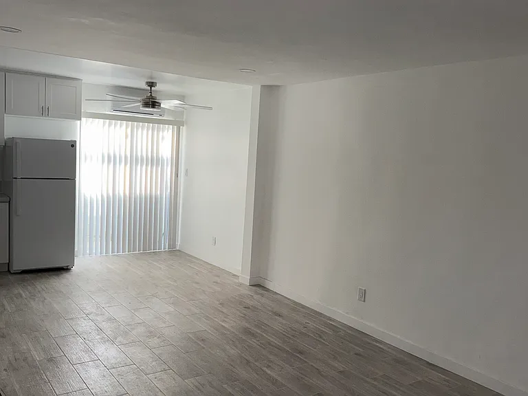 14642 Calvert St #3 — Photo 3