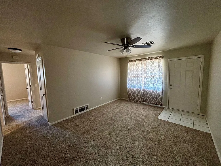 709 Sunset Dr — Photo 2