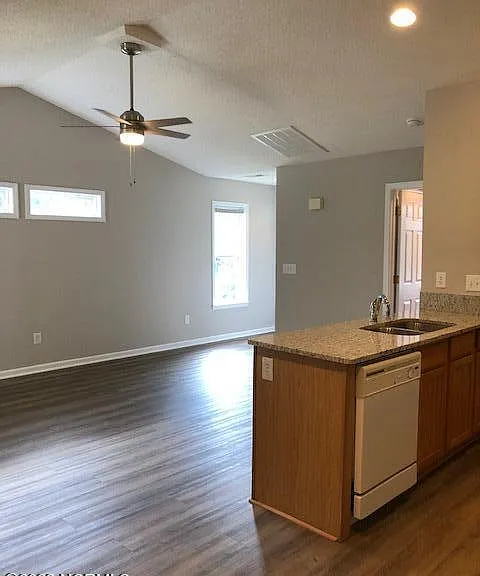 4225 Elizabeth Ave — Photo 5