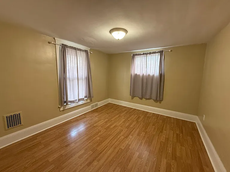 1016 Beckford St — Photo 6
