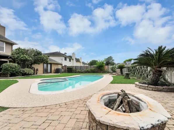 8402 Rose Garden Dr, Houston, TX 77083