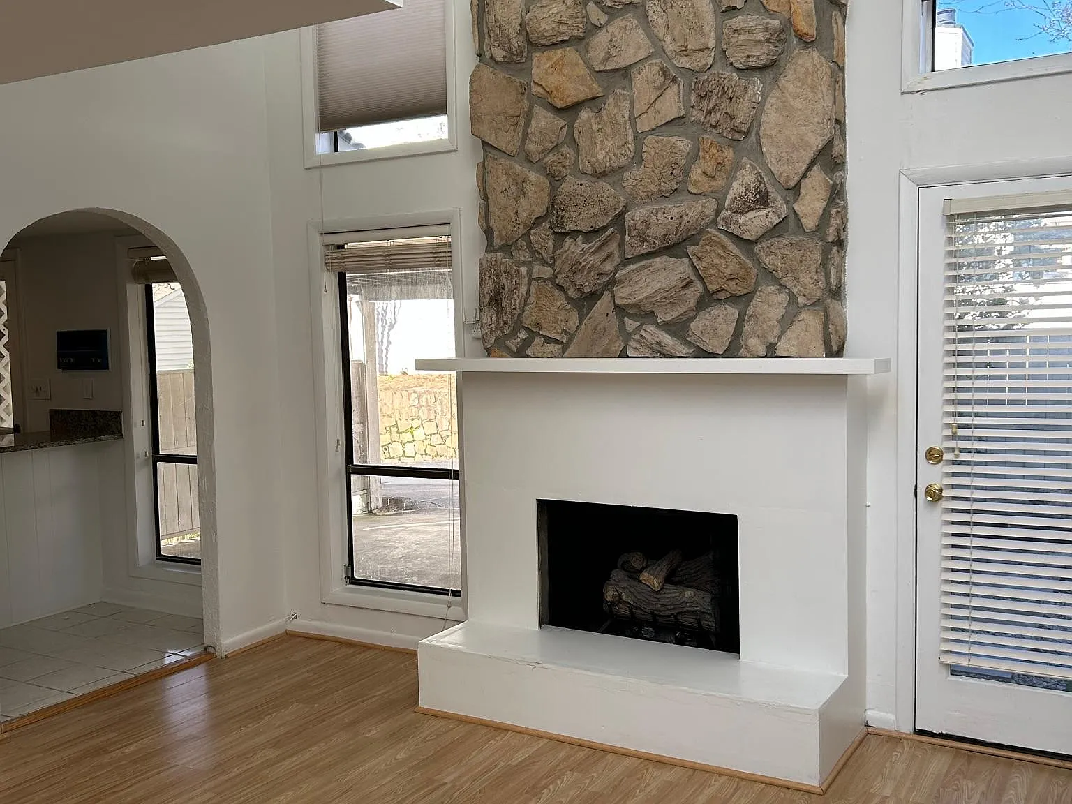 605 Serramonte Dr — Photo 2
