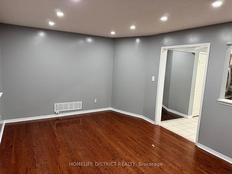 1100 Ashgrove Cres — Photo 34