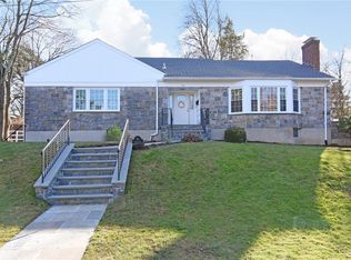 90 Disbrow Ln, New Rochelle, NY 10804