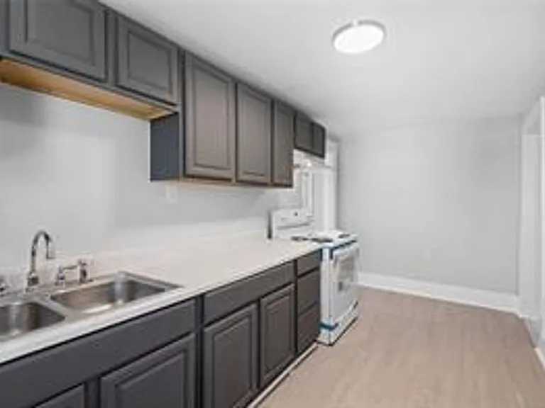 653 29th St #B — Photo 11