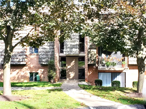 912 Forest Green Dr, Coraopolis, PA 15108