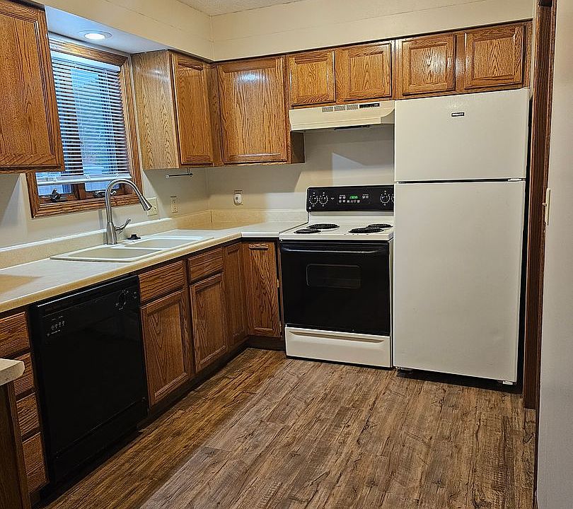 2nd image of 904 S Phoenix Cir