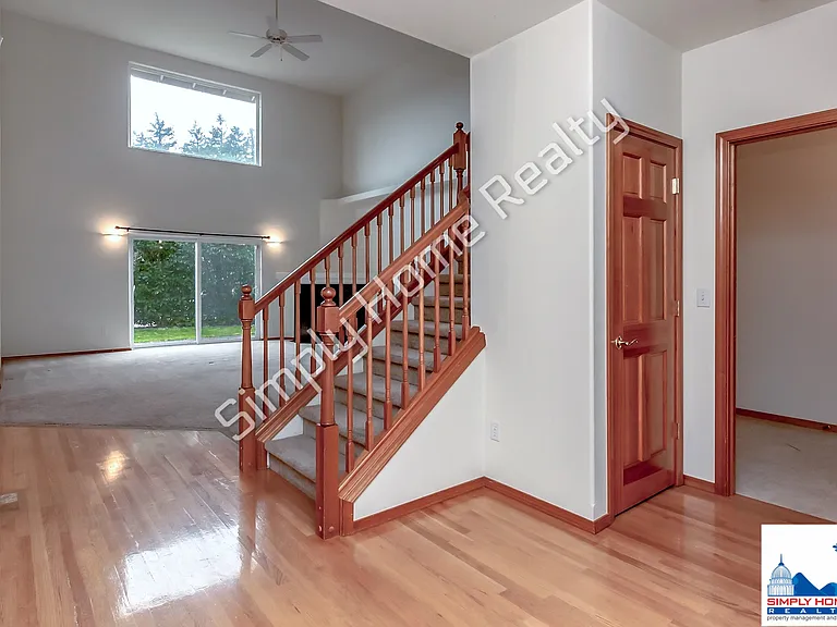 4100 Campus Green Dr NE — Photo 2