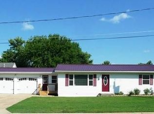 205 Sherwood Ln, Lena, IL 61048