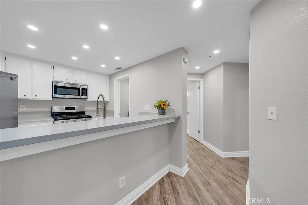 1 bed, 1052 sqft, $3,090 — Photo 2