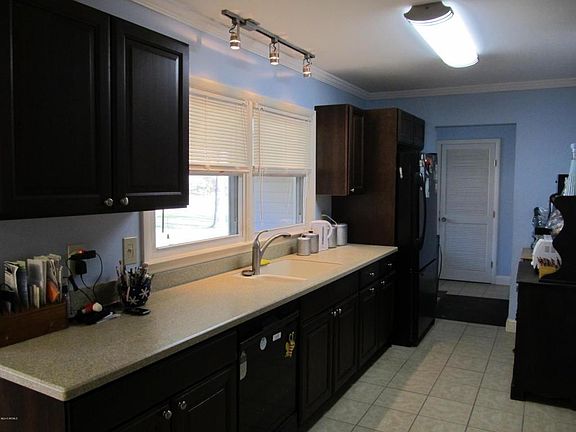 3rd image of 2 Knolls Dr