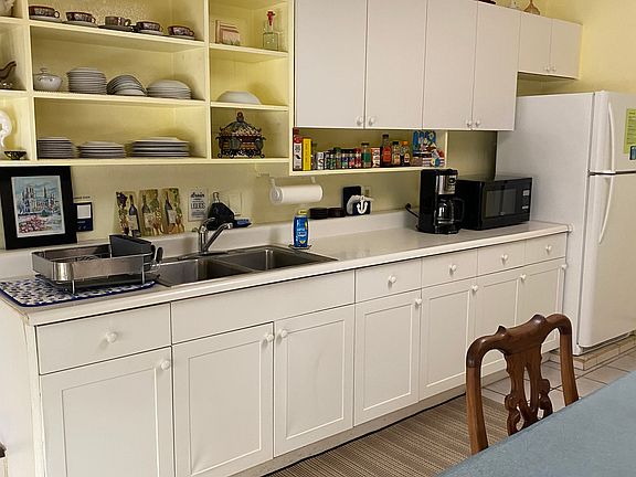 KITCHEN/DINNING AREA.