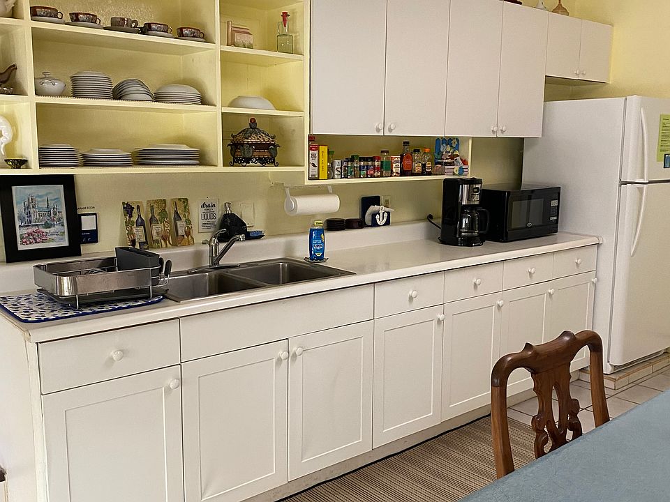 KITCHEN/SITTING AREA.