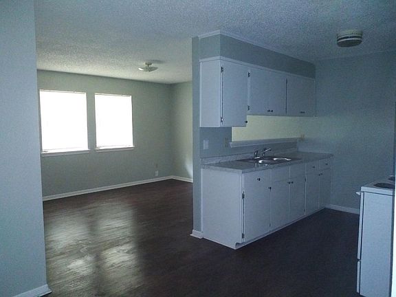 4th image of 518 E Cypress St #9