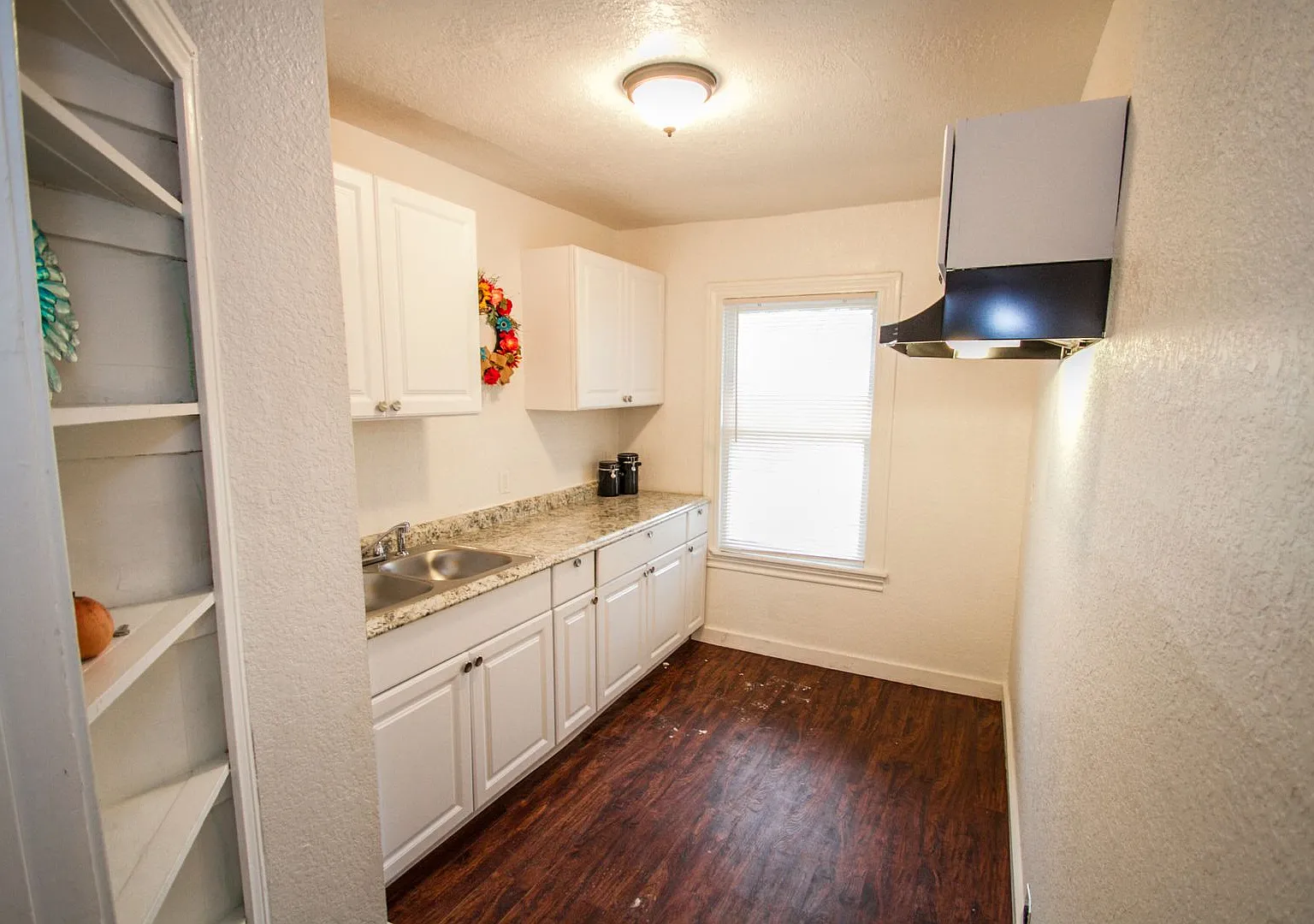 932 Poinsettia — Photo 4