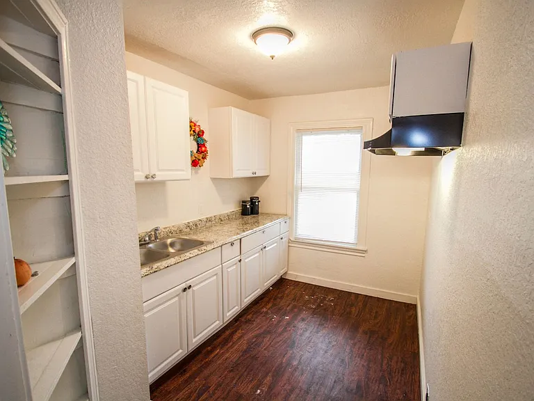 932 Poinsettia — Photo 4
