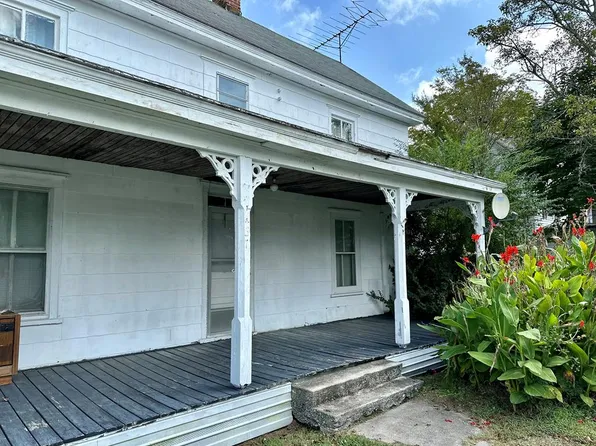 37 Main St, Wachapreague, VA 23480