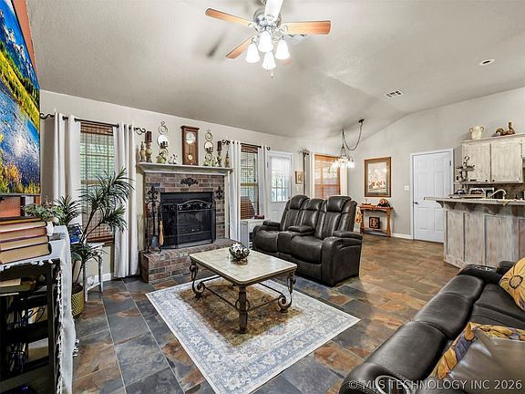3rd image of 974 Grandview Rd