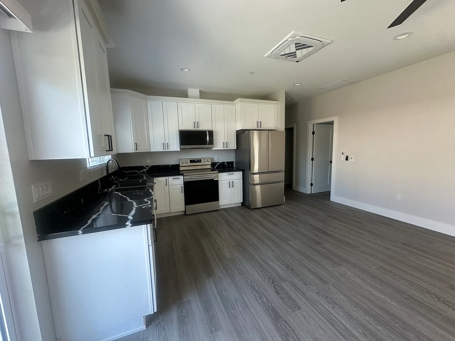 3 bed, 1310 sqft, $3,200 — Photo 4
