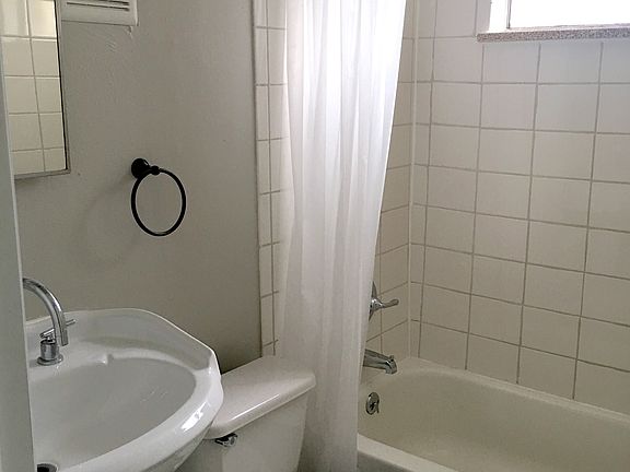 bathroom with tub/shower