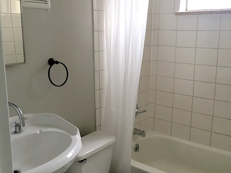 bathroom with tub/shower