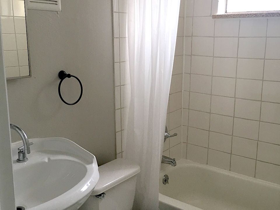 bathroom with tub/shower