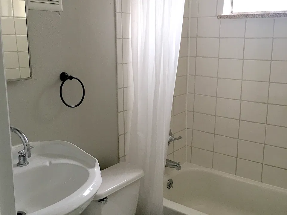 bathroom with tub/shower