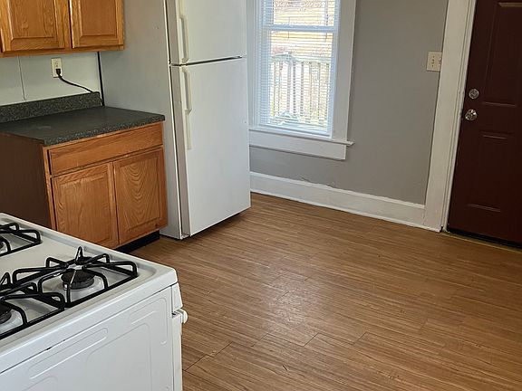 2nd image of 916 W 6th St APT 2