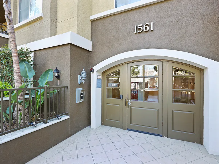 Front Entrance to Barrington Santa Monica by Wiseman