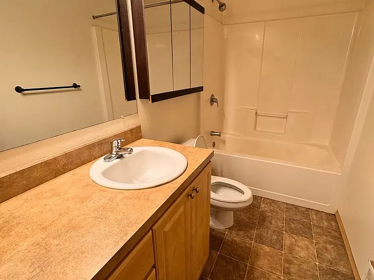 811 NE Newton Creek Dr — Photo 6