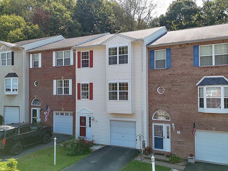 1st image of 32 Fairway Dr