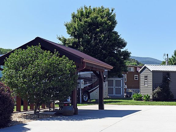 3rd image of 122 Mountain Creek Rd