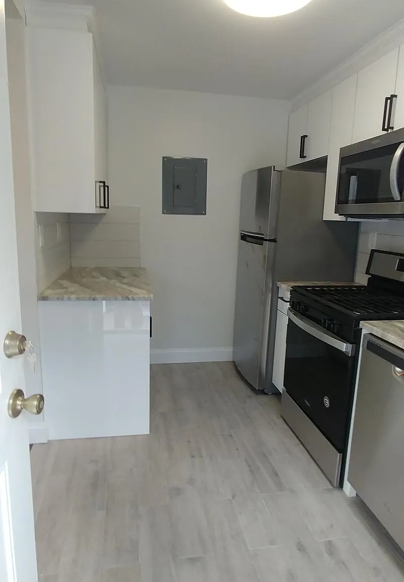 2 bed, 900 sqft, $2,400 — Photo 1