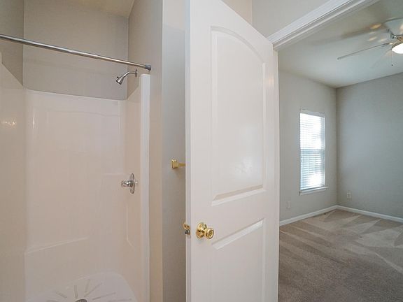 3rd image of 107 Woodside Cir APT A