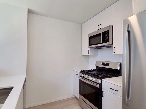 2nd image of 71 E Wacker Dr #1716