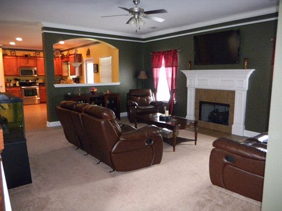 5th image of 104 NE Canterbury Dr