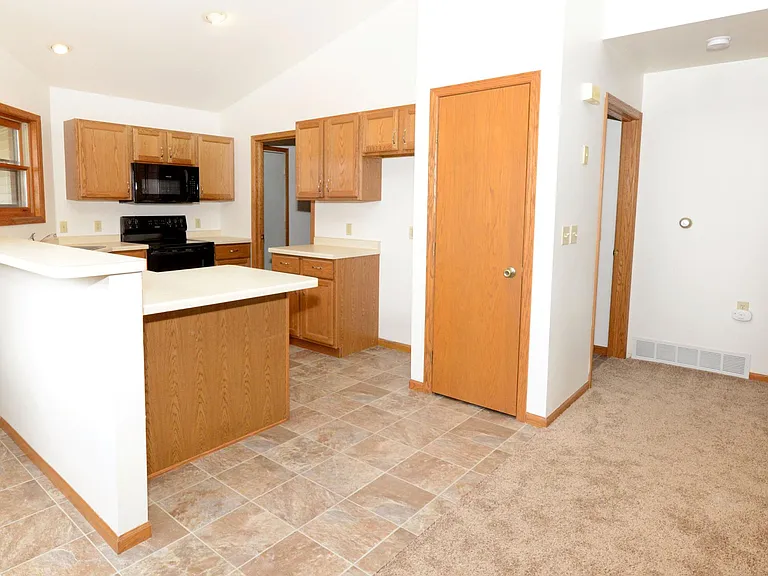2727 Winsor Dr #2727 — Photo 2