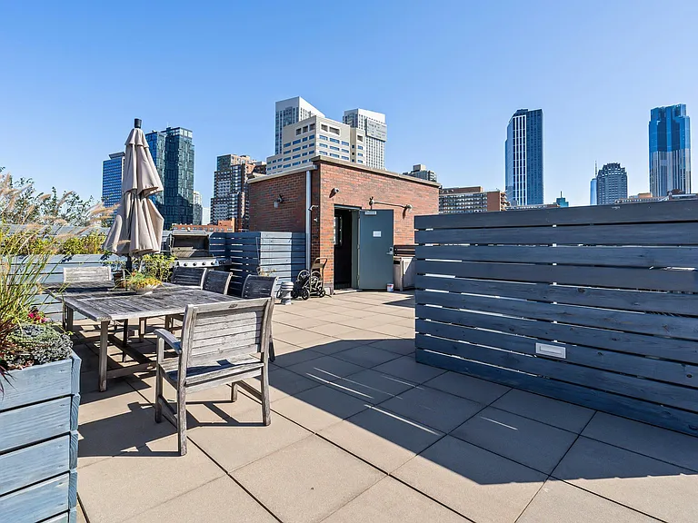 222 Montgomery St #1D — Photo 14