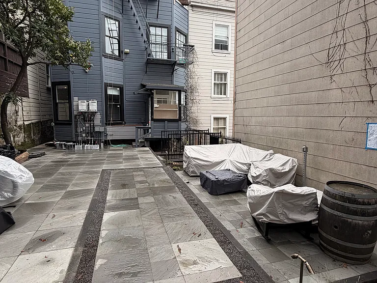1152 Green St — Photo 9
