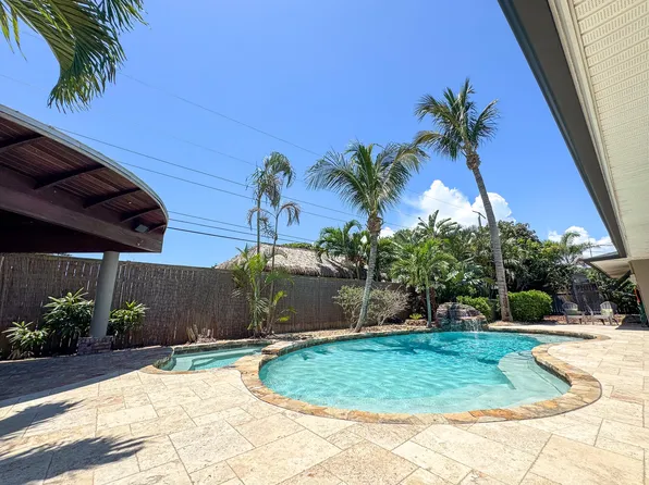555 Pine Tree Dr, Indialantic, FL 32903