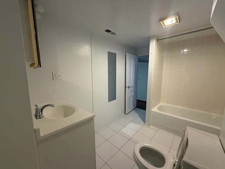1645 W Beach Ave #G — Photo 27