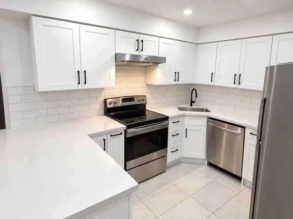 473 Cosburn Ave APT A, Toronto, ON M4J 2N6