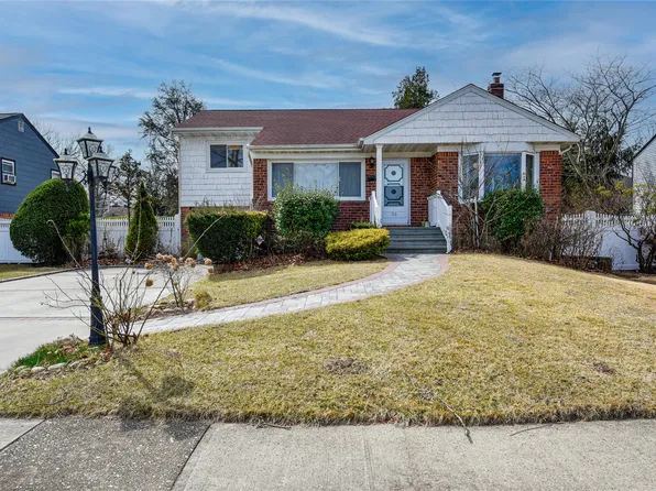 53 Aintree Road, Westbury, NY 11590