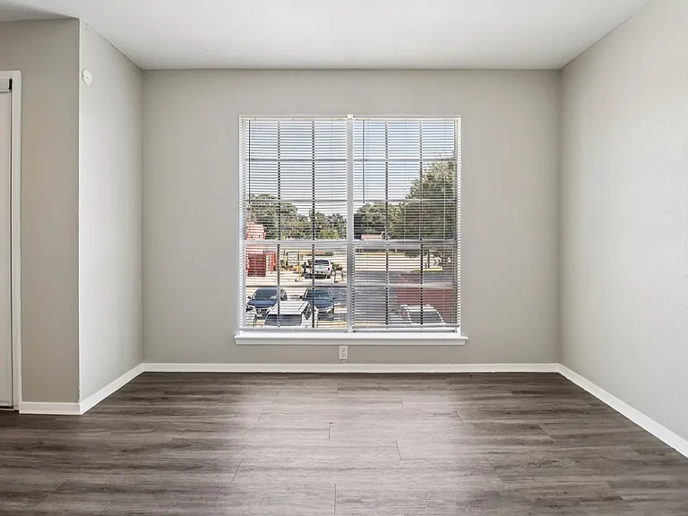 Oak Tree Apartments — Photo 21