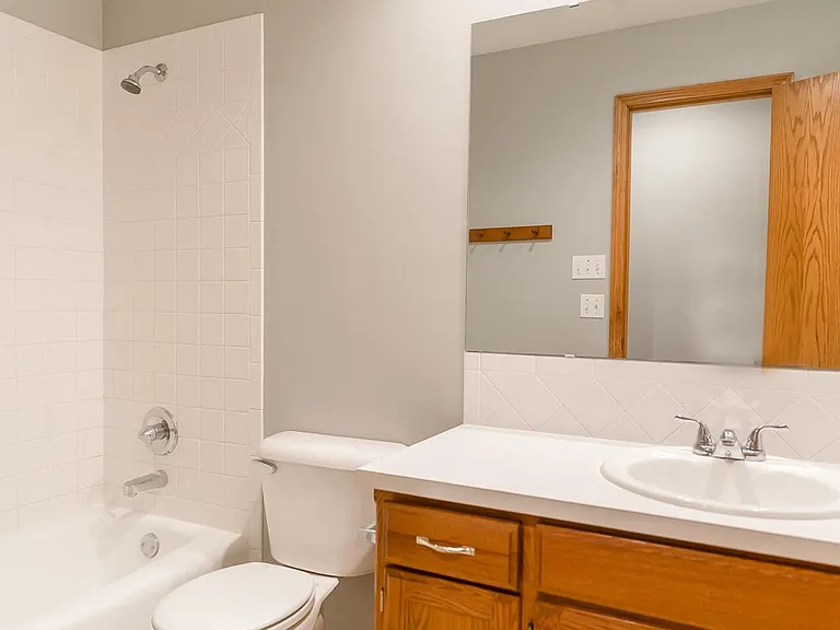 211 Oakdale Dr — Photo 3